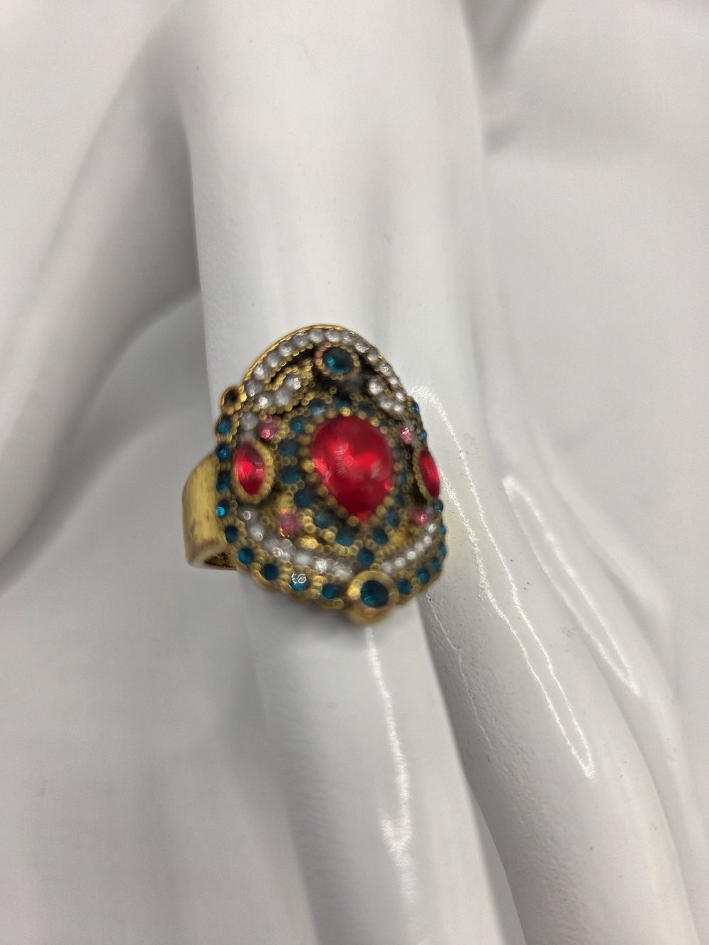Betsey Johnson Gold Tone Red Siam Crystal Antique Victorian Ring Size 8 - Picture 6 of 6